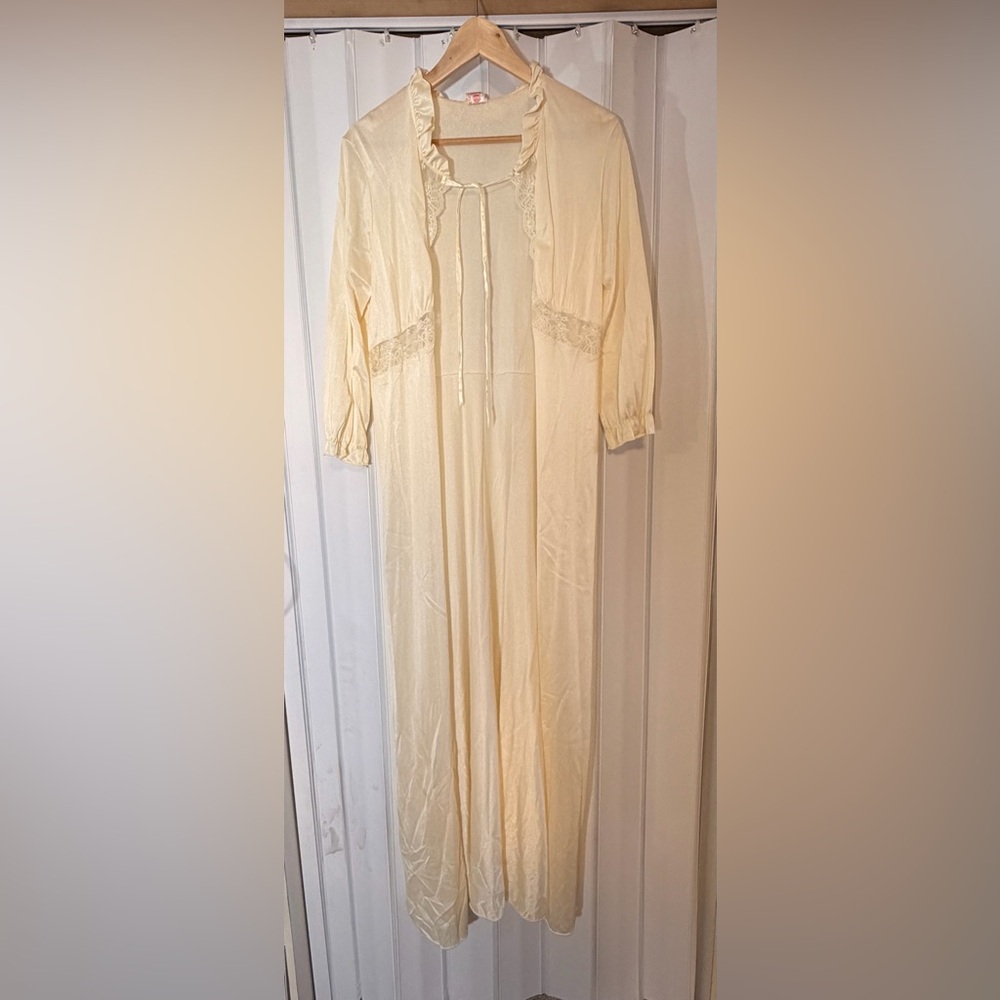 Vintage-Style Women's Nightgown and Robe Set - Cream